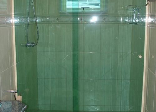 Box-correr-02F-01-fixa.-01-m¢vel-Vidro-temperado-08mm-verde-com-ferragem-bege.jpg